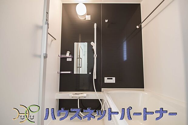 「浴室がジメジメしないので、掃除が楽になった」「いつでも洗濯物を干せるのが安心」「花粉症で外干しできないから便利」そんな声を多く頂いている、便利機能の浴室乾燥機付きです。 