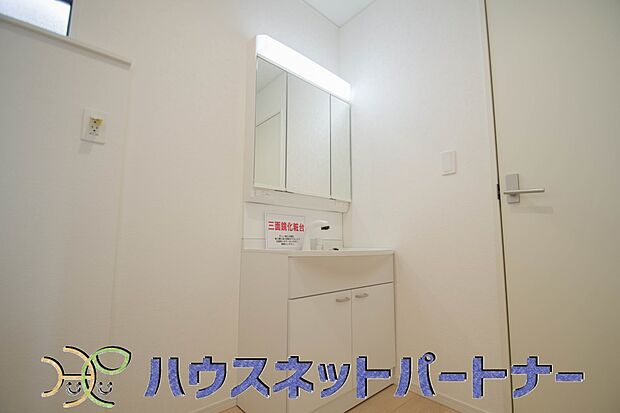 落ち着いた空間を演出するカラーと、ゆったり落ち着いてお使い頂ける広さが魅力の洗面所。居室からも独立しており、プライベート空間を保ちます。