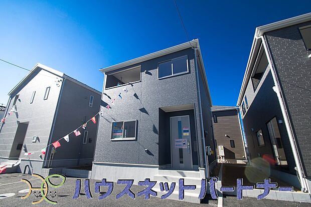 堂々たる趣ながら、主張し過ぎずどこか余裕を感じさせるシャープなフォルムで佇む邸宅は、晴天の空と照らし合わせる事で、本来あるべき完成形の姿を見せてくれます。