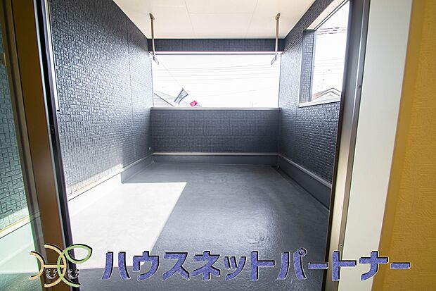 バルコニーはワイドで、家族のお布団もたくさん干せます。周りに高い建物が無いので夏はグラス片手に夕涼みも気持ちよさそう。