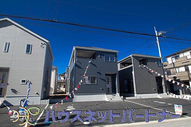 前面道路でお車を駐車するのも楽々。