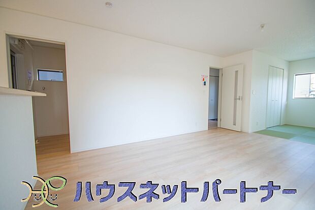 明るく開放的なダイニング。家族とのコミュニケーションが取りやすく、みんなの笑顔が溢れます。