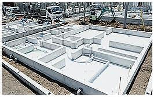 基礎部分の地面からの立ち上がりを400？以上とし、幅は150？確保します。  基礎の立ち上がり部分の幅を30？（通常120？）大きく取る事で基礎にかかる  上下の力（せん断力）に対抗する力が増し、強い