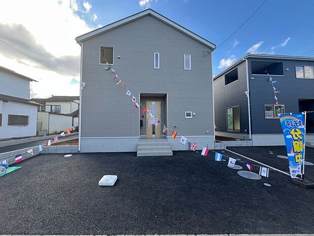 堂々たる趣ながら、主張し過ぎずどこか余裕を感じさせるシャープなフォルムで佇む邸宅は、晴天の空と照らし合わせる事で、本来あるべき完成形の姿を見せてくれます。