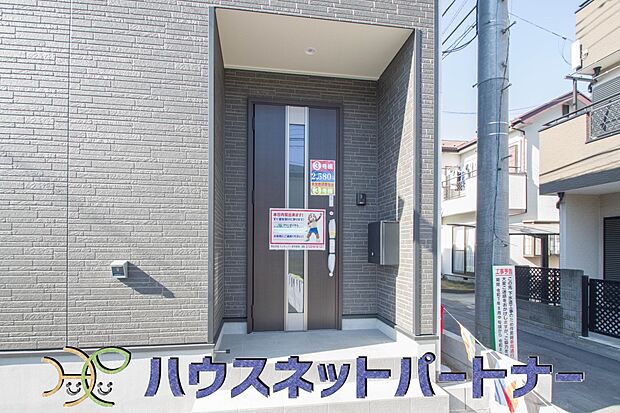 お客様も迎える玄関は高級感のある造りです。