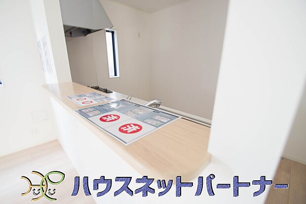 家族の様子を見ながらキッチンでお料理。一日の出来事を会話しながらの家事は嬉しいコミュニケーション。