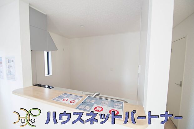 明るい自然光が入る作業スペースを多くとったキッチン採用。夫婦揃ってキッチンに立っても調理がしやすく、家事をしながら会話も弾みます。食器類もすっきりと片付く収納力。