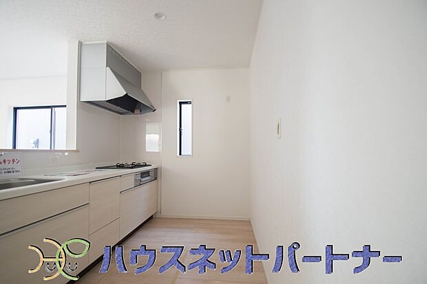 三口コンロで料理の幅を拡げてくれる使いやすいシステムキッチンを採用。洗い場も大きいので野菜や食器を洗ったりする際にも捗り、奥様の強い味方となってくれるはずです。