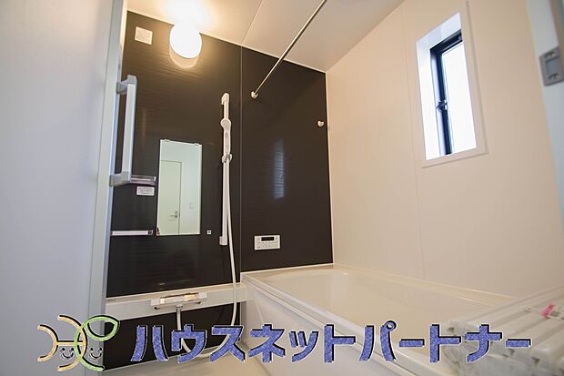 心地よいバスタイムを演出する浴室はゆとりあるサイズを採用。保温機能付き、汚れをはじく有機ガラス系の新素材を採用した浴室。美しく機能的な設備を採用。