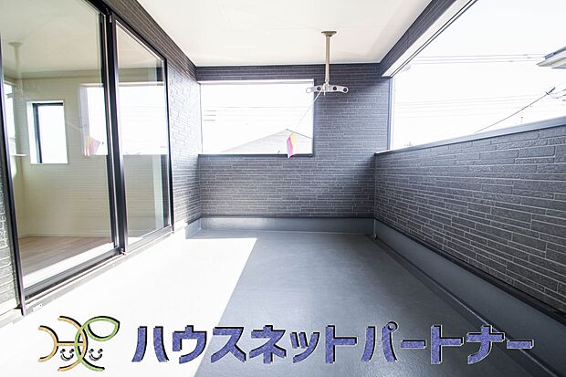 インナーバルコニーの一番のメリットは、雨が降っても使えるという事です。通常、インナーバルコニーは、上の屋根が掛かっていますので雨に濡れることがほとんどありません。