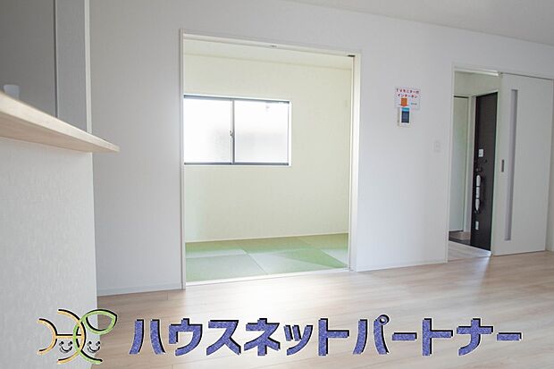 リビングの続き間としても利用できる和室。畳の香りに包まれながら普段は子供の遊び場やご両親様のお部屋として、急な来客の場合は襖を締め切り客間としても利用可能。