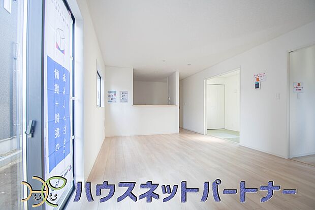 キッチンカウンターがあると配膳が楽なことがメリットの一つ。後片付けをするときも、ダイニングテーブルからあまり動かずに流し台へ運ぶことができるので便利です♪