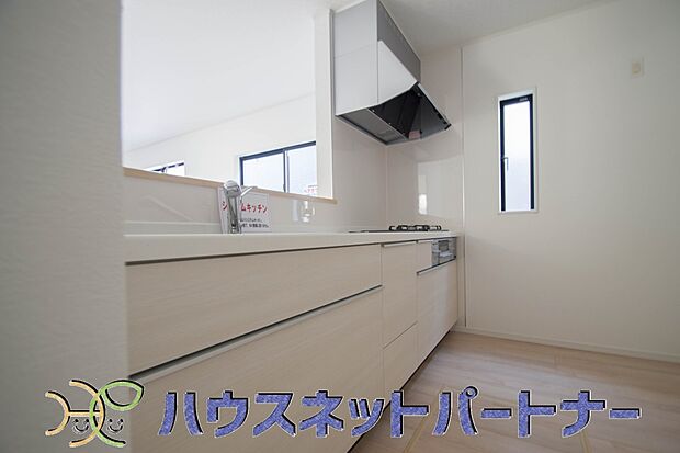 キッチン吊戸棚を無くす事によって、コミュニケーションを重視した設計に致しました。区画によって変わる一体感を、実際にご覧になって頂けましたらと思います。 