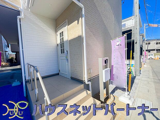 玄関の扉を開けると家族の待つお家。幸せを感じる瞬間です。