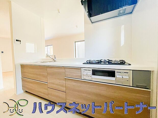 三口コンロで料理の幅を拡げてくれる使いやすいシステムキッチンを採用。洗い場も大きいので野菜や食器を洗ったりする際にも捗り、奥様の強い味方となってくれるはずです。