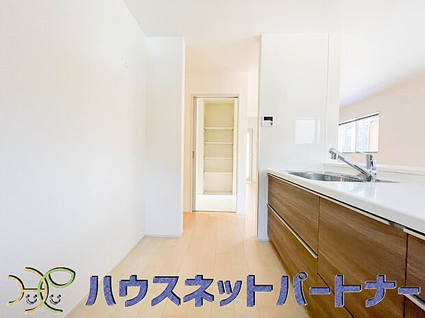 カウンターキッチンは広くて収納力もあるので、快適に料理をすることができます。食器や炊事用具を手の届くところに配置しやすいため調理もスピーディーです。