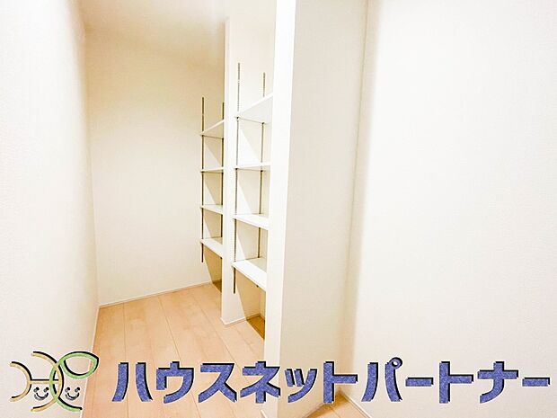 パントリー（食料庫）常温保存できるパン、お米、調味料、缶詰など、日常的に使うものや未開封の食品の収納にぴったり。棚にものを並べて収納すれば、何が足りないのかひと目で確認できます。