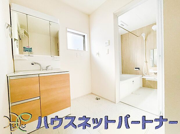 ミラーを手前に引けば、楽な姿勢で髭剃りやメイクができます。合わせ鏡にすればヘアスタイルのチェックもラクラク。洗面化粧台のミラー裏にはたっぷり入る収納スペースを設けています。