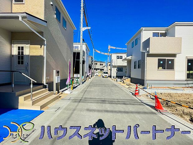 前面道路の日当たりの良い明るいお家。