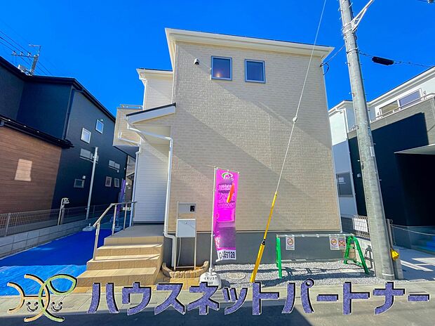 堂々たる趣ながら、主張し過ぎずどこか余裕を感じさせるシャープなフォルムで佇む邸宅は、晴天の空と照らし合わせる事で、本来あるべき完成形の姿を見せてくれます。