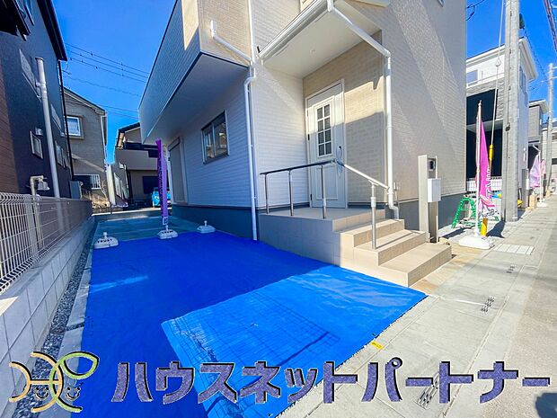 玄関横に駐車場なのでお買い物をした後は楽にお家へ。沢山お買物した時は助かりますね。