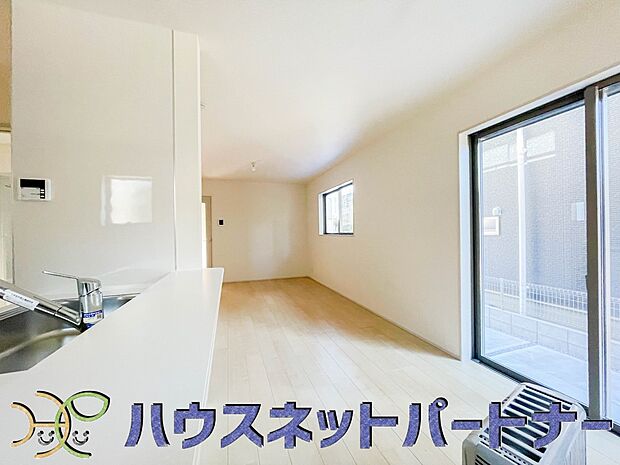 お料理できたらカウンターから手渡しができます。家族で会話をしながらお料理を楽しく。