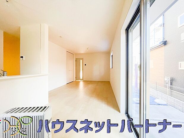 忙しい朝でも家族揃って食事をして頂ける、ゆとりある大きさのダイニングスペース。奥様の手料理をカウンター越しに受けとって頂き、テーブルで囲む素敵な時間を存分にお愉しみ下さい。