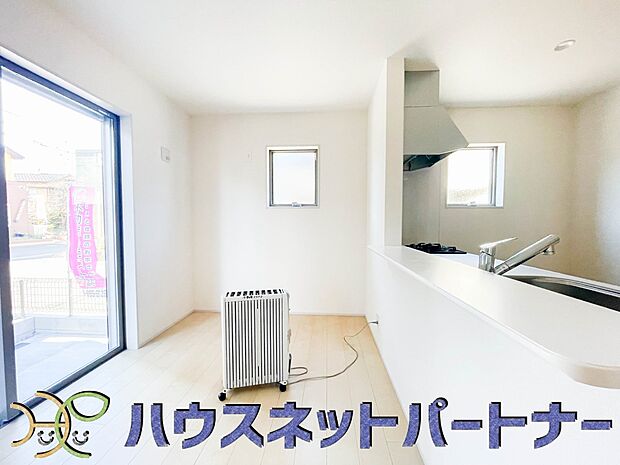 キッチン吊戸棚を無くす事によって、コミュニケーションを重視した設計に致しました。区画によって変わる一体感を、実際にご覧になって頂けましたらと思います。