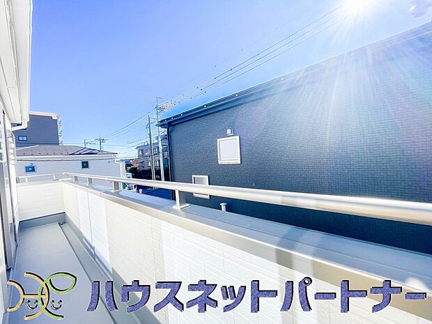 陽当りが良いと、洗濯物が乾きやすいですし、湿気やカビの心配も減るので快適です。寒い冬の日でも、日差しが届くと家の中が暖かくなりますね。