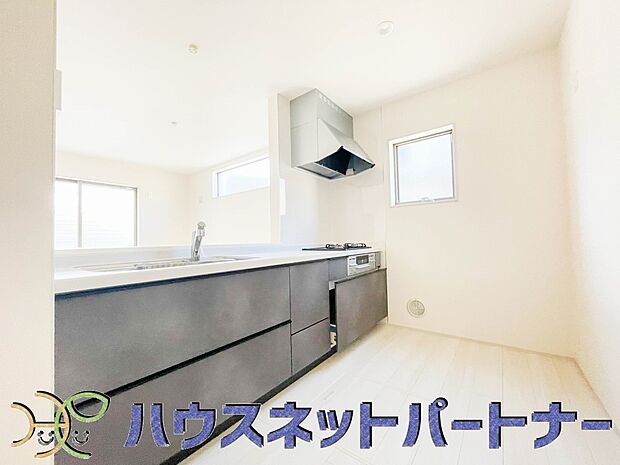 明るい自然光が入る作業スペースを多くとった壁付けキッチン採用。夫婦揃ってキッチンに立っても調理がしやすく、家事をしながら会話も弾みます。食器類もすっきりと片付く収納力。