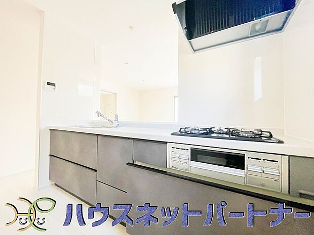 三口コンロで料理の幅を拡げてくれる使いやすいシステムキッチンを採用。洗い場も大きいので野菜や食器を洗ったりする際にも捗り、奥様の強い味方となってくれるはずです。