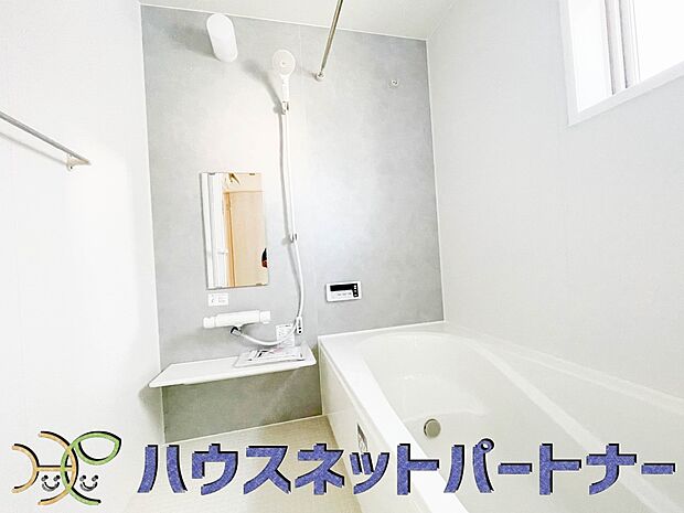 全身浴と半身浴ができる高い機能性と、満水容量を削減して水道・光熱費を節約しました。デザインとエコ性能を両立させた、これからのスタンダード浴槽です。