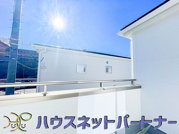 南向き2面バルコニーなのでプランターでお花を育てたり家庭菜園をしてみてはいかがでしょうか。