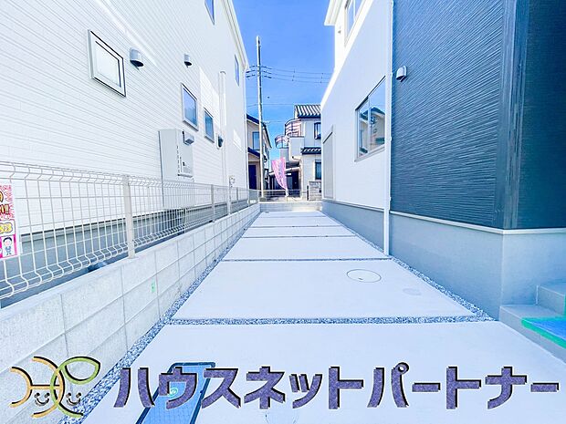 カースペース2台可。新築戸建てを購入する際、庭付きや駐車場2台付きは大変魅力的に映ります。駐車スペースが2台分あれば、夫婦それぞれ車をもっている場合や、親戚や友人などが車で来る際も安心です。