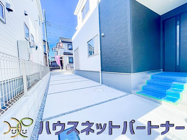 駐車場がある戸建を持つ最大のメリットは、駐車場代金を支払い続ける必要がないことです。賃貸住宅に住んでいる方が、戸建の購入を考えるきっかけに挙げることが多いようです。