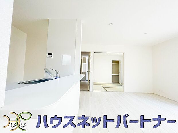 カウンターキッチンなら、リビングで遊ぶ子供の様子を見ながら料理ができるので安心です。料理を運んでもらったり、子供にお手伝いしてもらいやすいのもいいですね♪