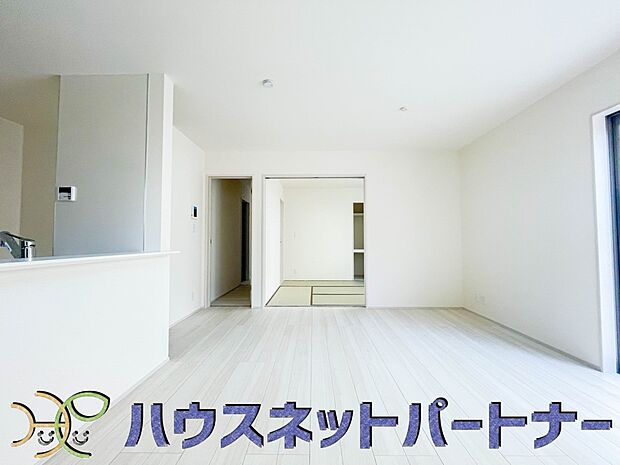 雑誌の一コマのようなダイニングキッチン。収納も豊富で機能的です。