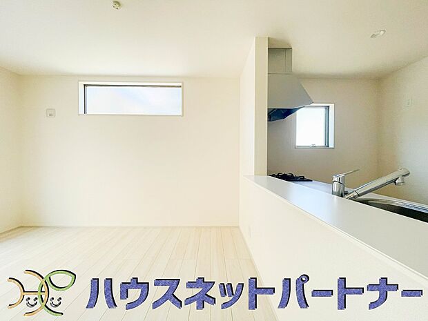 家族の様子を見ながらキッチンでお料理。一日の出来事を会話しながらの家事は嬉しいコミュニケーション。