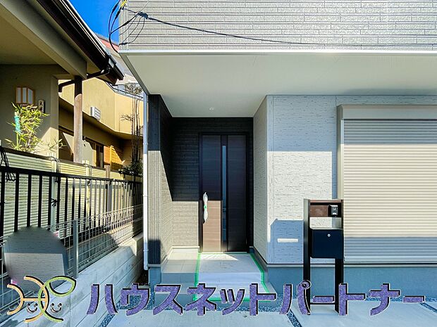 玄関前に季節のお花を置いて可愛く演出してみてはいかがですか。楽しいお家造りが待っています。