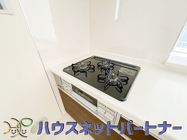 三口コンロで料理の幅を拡げてくれる使いやすいシステムキッチンを採用。洗い場も大きいので野菜や食器を洗ったりする際にも捗り、奥様の強い味方となってくれるはずです。