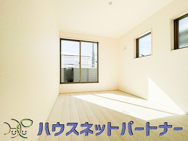 陽射しがぽかぽかと差し込むお部屋は湿気やカビの心配も減るので快適に過ごせます。