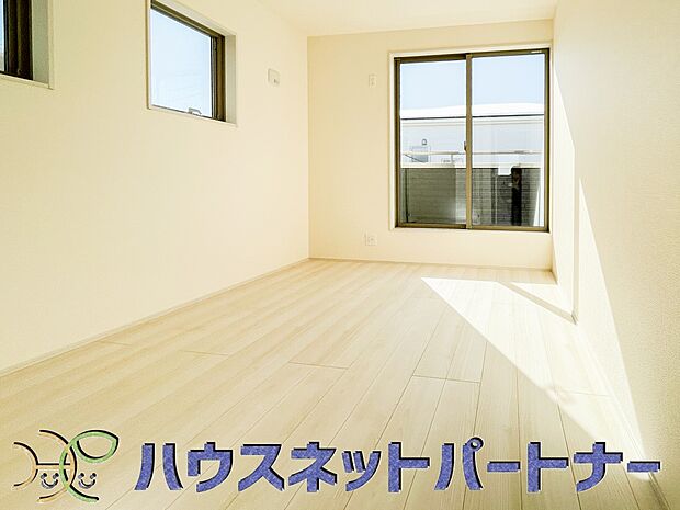 柔らかな光り差し込む家族に優しい洋室は子供部屋にぴったり。