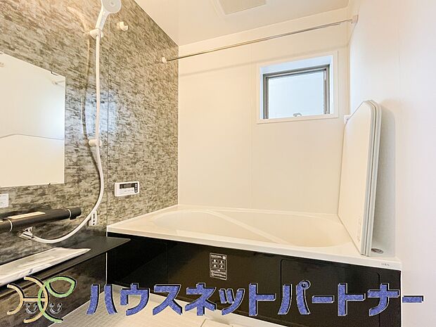 冬場にはヒヤッとしないように暖房機能、梅雨の時期には乾燥等、機能的で清潔感溢れる浴室。快適・清潔な空間で心も体もオフになる時間を楽しむことが可能です。