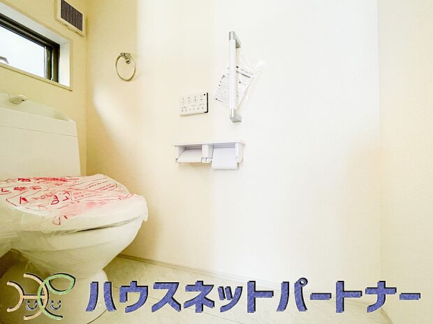 快適な生活を送るための必須アイテムとなった洗浄機能付トイレ。おしり洗浄、ビデ洗浄、暖房便座の3つの機能を標準装備しています。