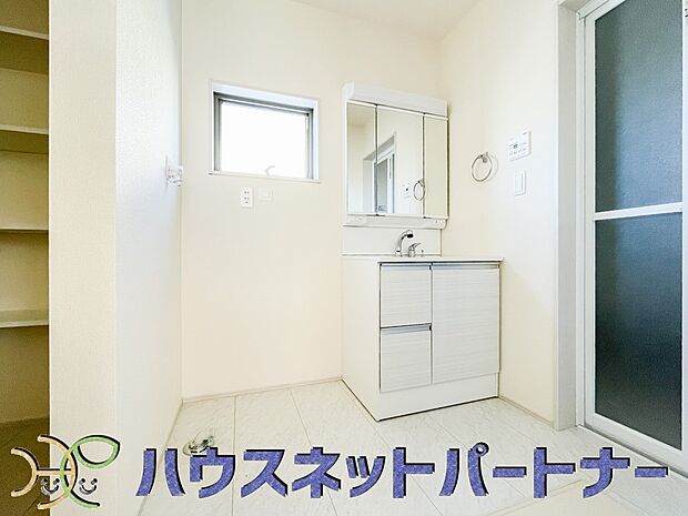 家の中でも特にプライベートスペースとなる洗面所は、洗濯場所と浴室を同じ空間でまとめております。小窓を設置しておりますので、熱気などが籠りやすい空間でちょっとした空気の入れ替えを。