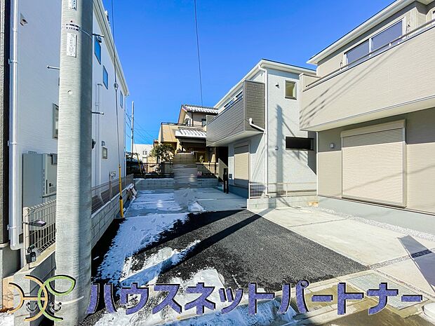 前面道路の日当たりの良い明るいお家。