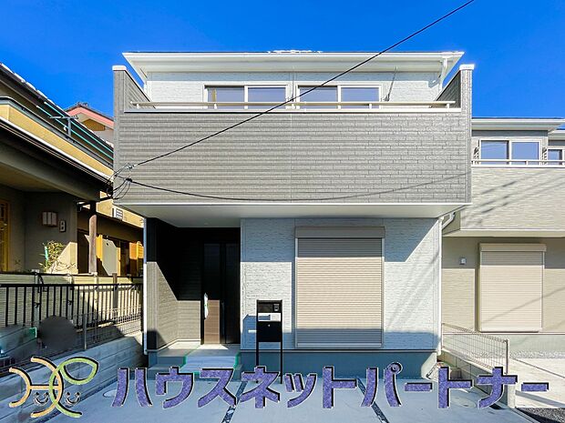 堂々たる趣ながら、主張し過ぎずどこか余裕を感じさせるシャープなフォルムで佇む邸宅は、晴天の空と照らし合わせる事で、本来あるべき完成形の姿を見せてくれます。