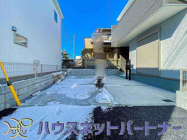 駐車場がある戸建を持つ最大のメリットは、駐車場代金を支払い続ける必要がないことです。賃貸住宅に住んでいる方が、戸建の購入を考えるきっかけに挙げることが多いようです。