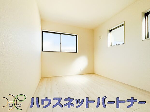 2面窓のある風通しの良いお部屋は心も体も元気にしてくれます。自分だけのお部屋作りを楽しんでみては。