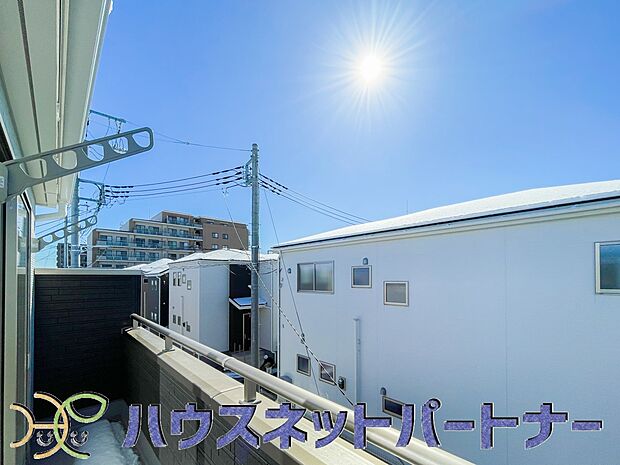 陽当りが良いと、洗濯物が乾きやすいですし、湿気やカビの心配も減るので快適です。寒い冬の日でも、日差しが届くと家の中が暖かくなりますね。